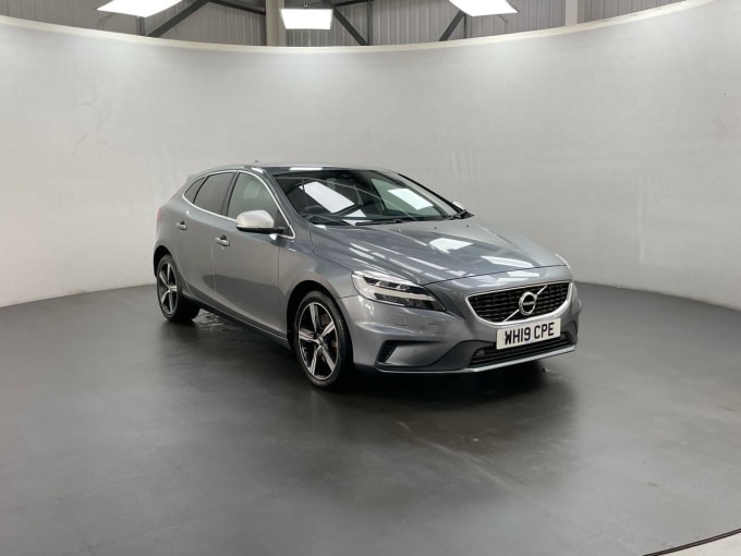 2025 Volvo V40