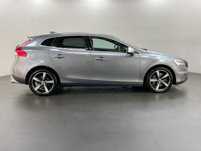 2025 Volvo V40