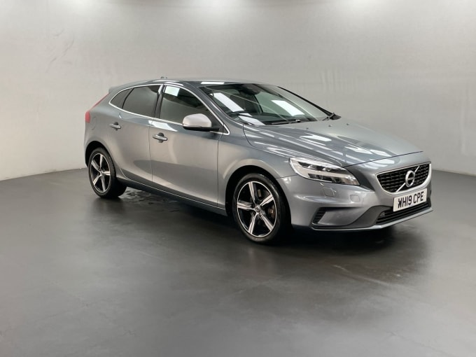 2025 Volvo V40