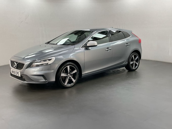 2025 Volvo V40