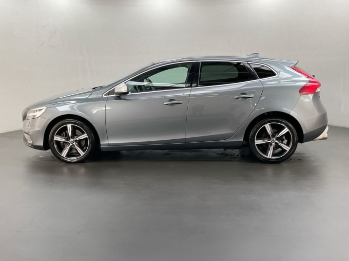 2025 Volvo V40