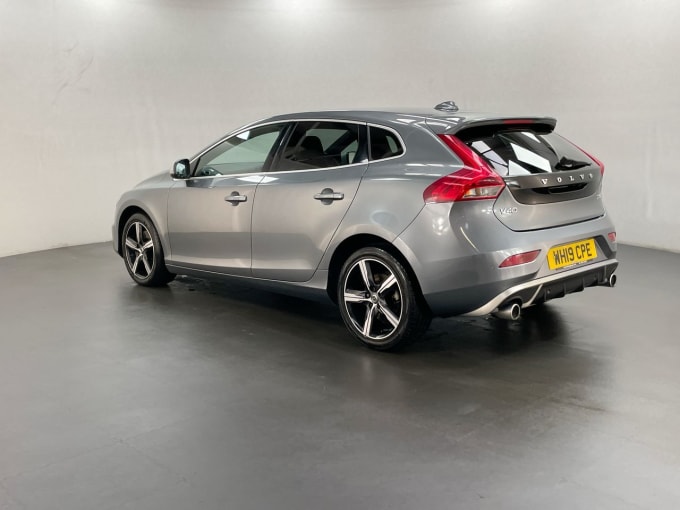 2025 Volvo V40