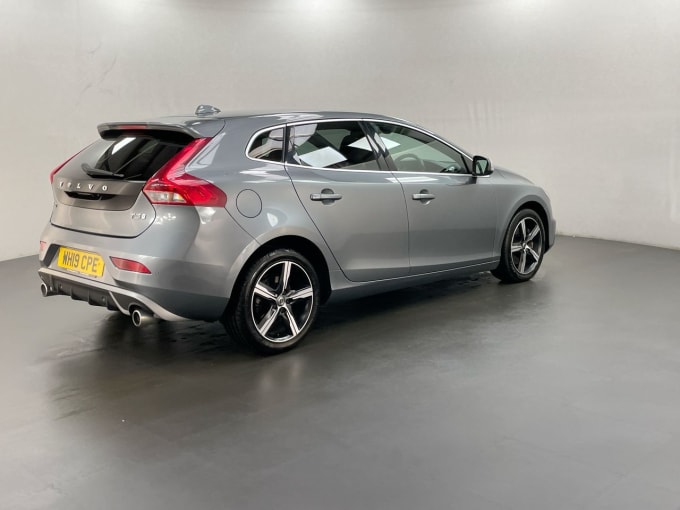 2025 Volvo V40