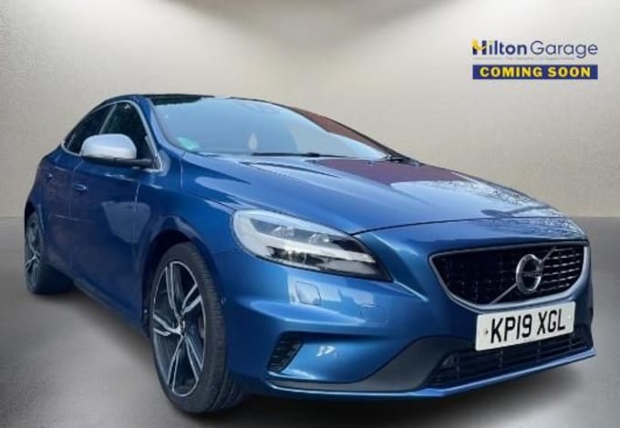 2025 Volvo V40