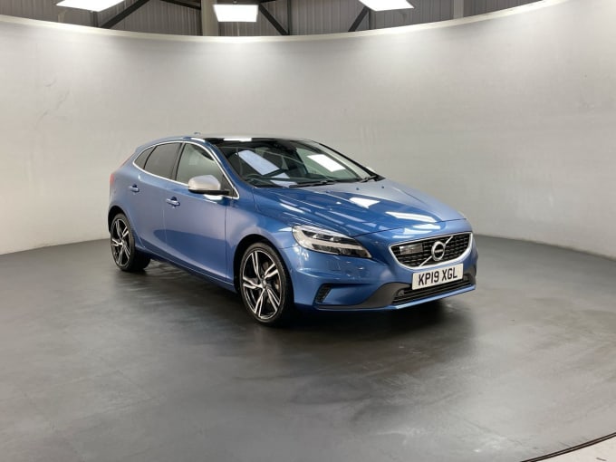 2025 Volvo V40