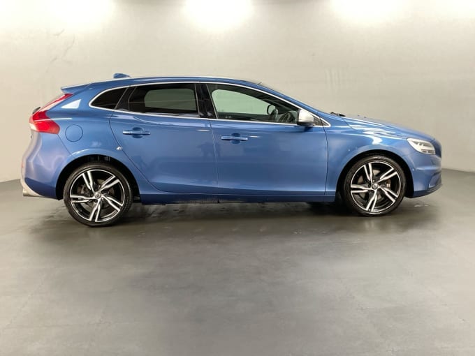 2025 Volvo V40