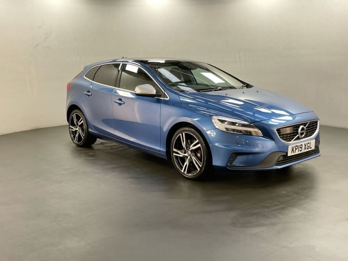 2025 Volvo V40