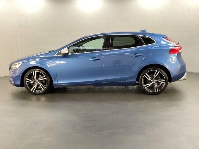 2025 Volvo V40