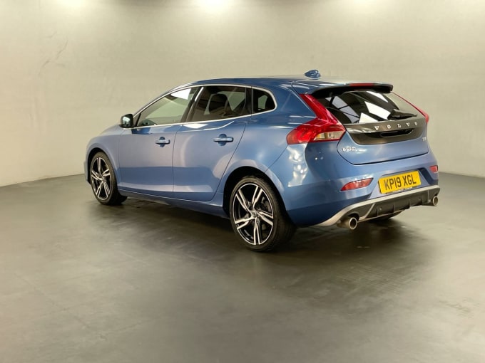 2025 Volvo V40