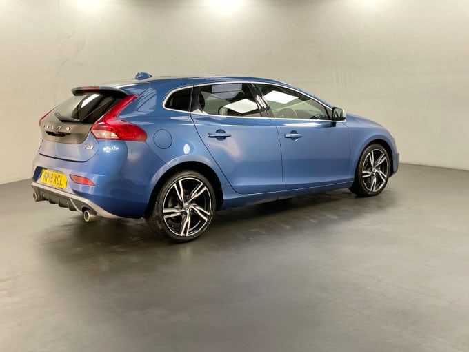 2025 Volvo V40