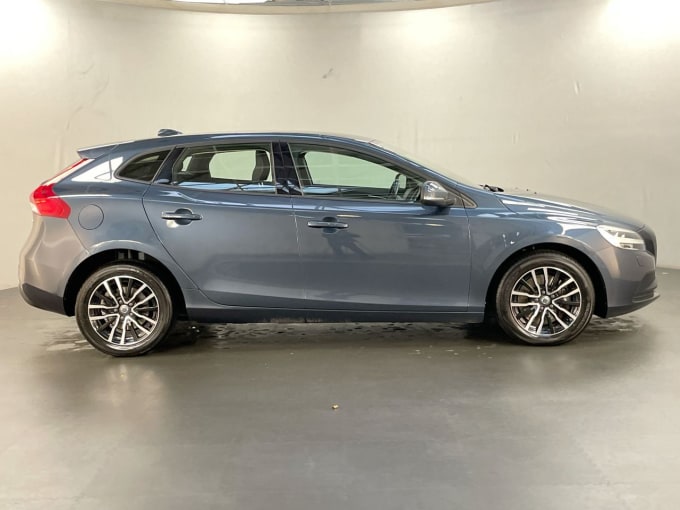 2025 Volvo V40