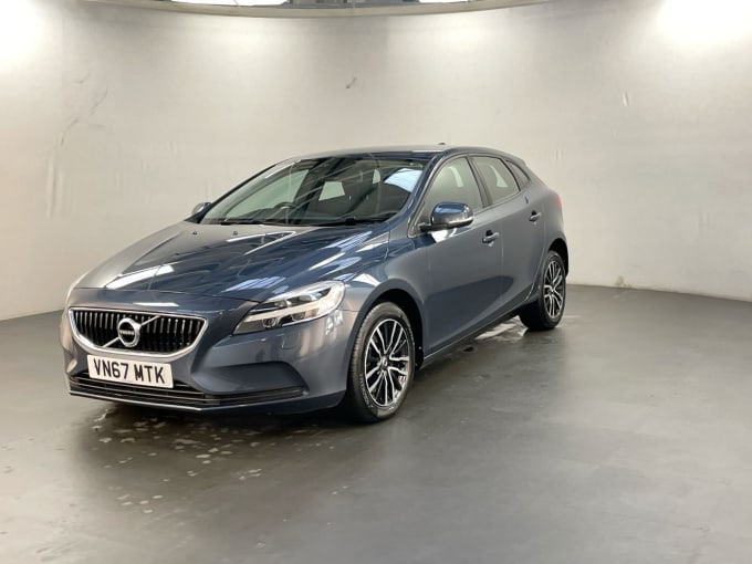 2025 Volvo V40