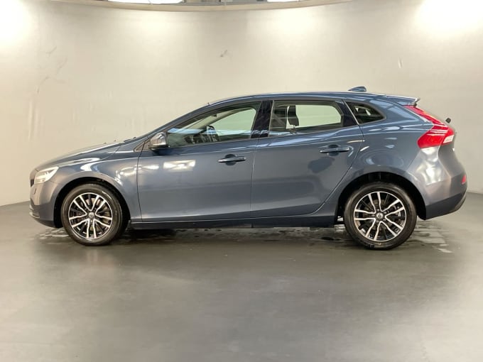 2025 Volvo V40