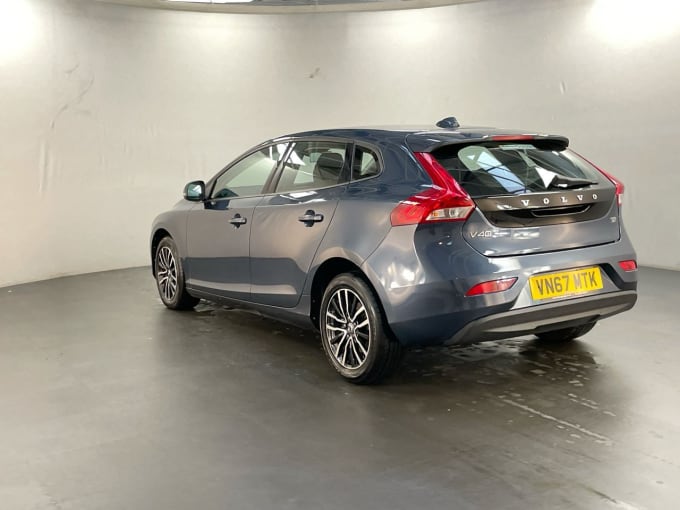 2025 Volvo V40