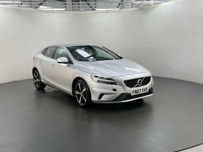 2025 Volvo V40