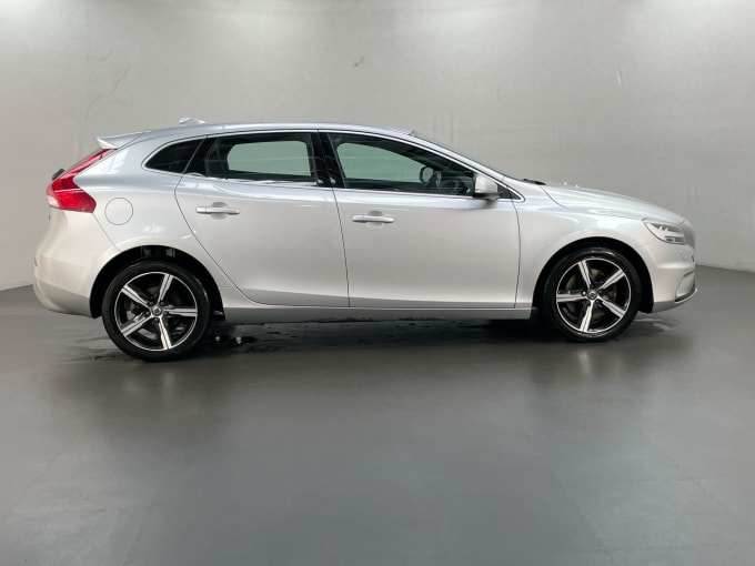 2025 Volvo V40