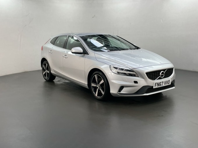 2025 Volvo V40