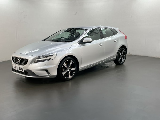 2025 Volvo V40