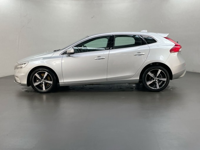 2025 Volvo V40