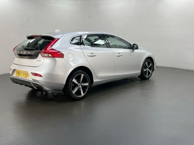 2025 Volvo V40