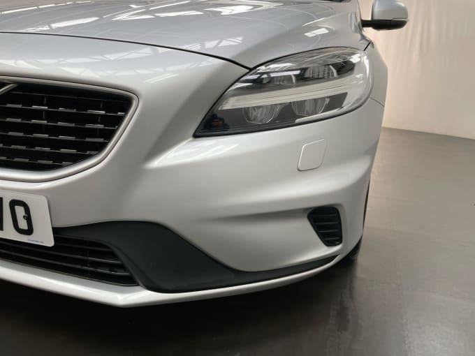 2025 Volvo V40