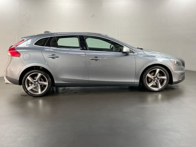 2025 Volvo V40