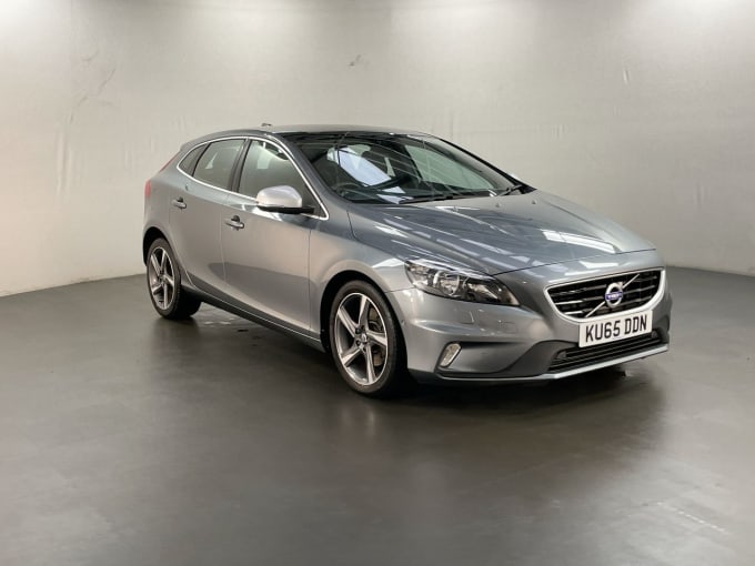 2025 Volvo V40