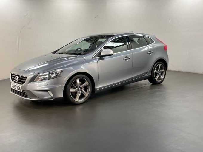 2025 Volvo V40