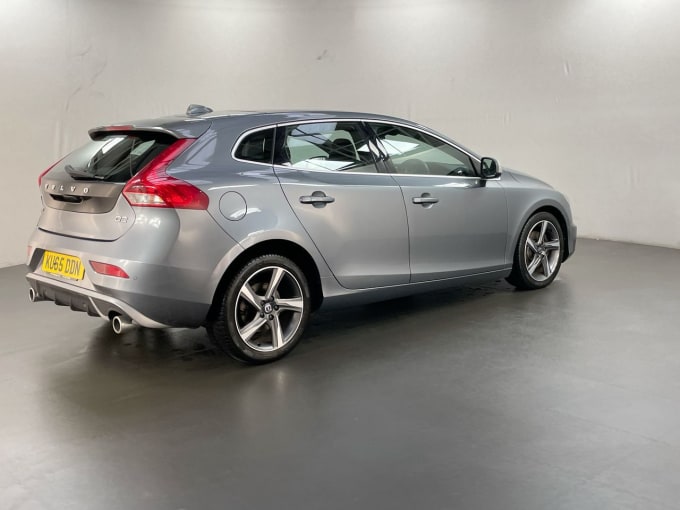 2025 Volvo V40