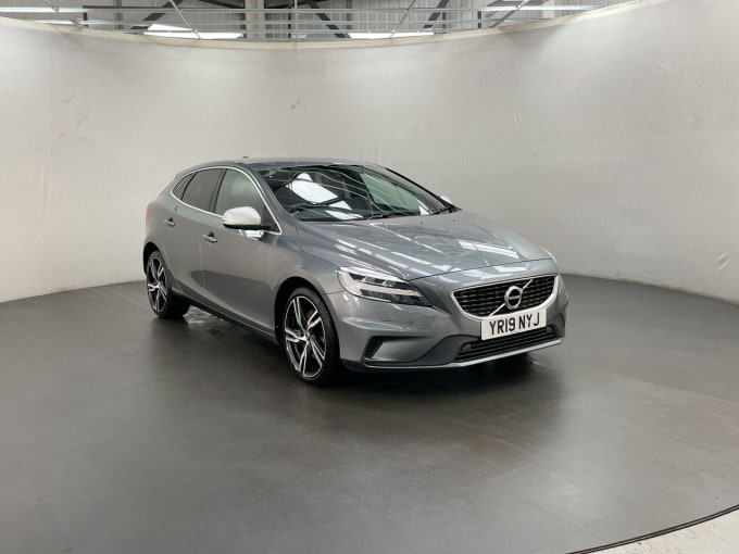 2025 Volvo V40