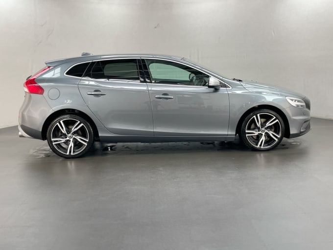 2025 Volvo V40