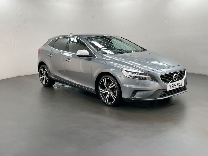 2025 Volvo V40