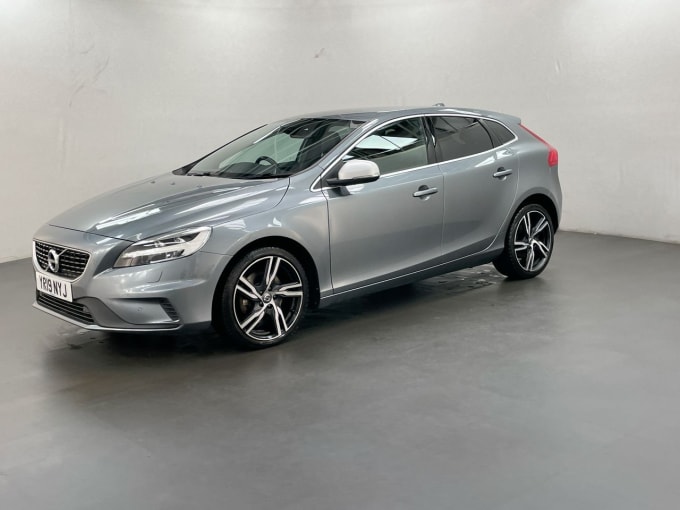 2025 Volvo V40