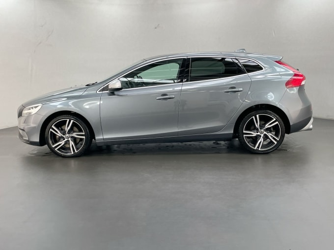 2025 Volvo V40