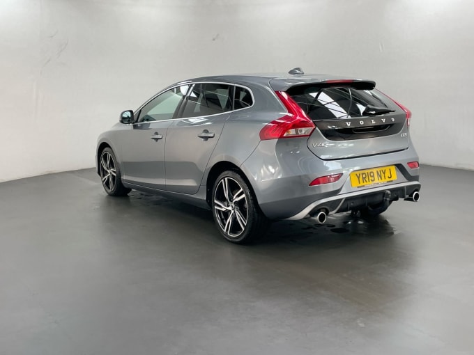 2025 Volvo V40