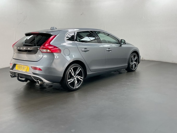 2025 Volvo V40