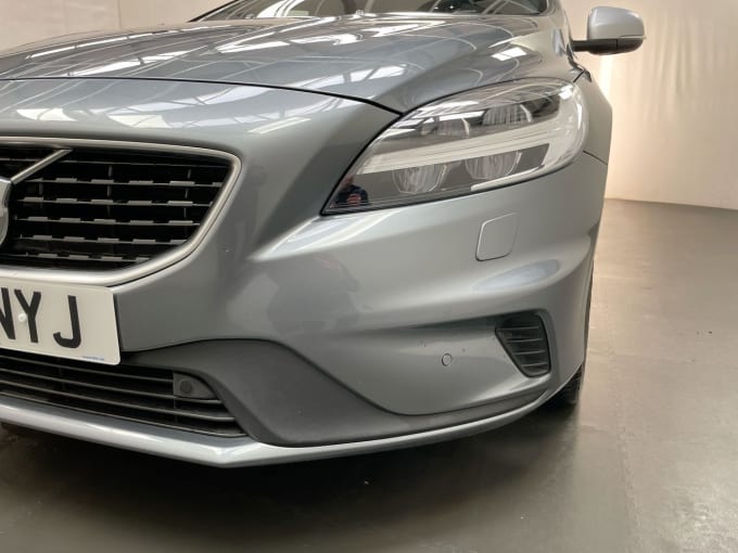 2025 Volvo V40