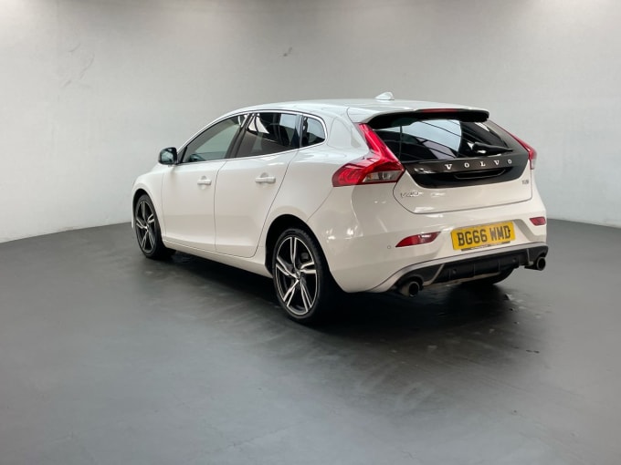 2025 Volvo V40