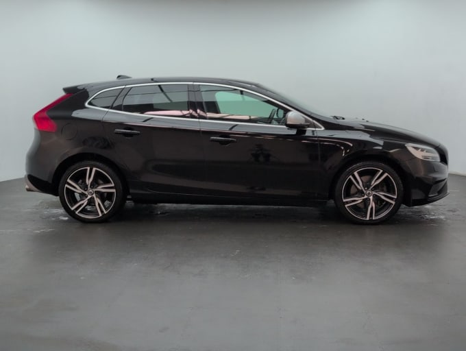 2025 Volvo V40