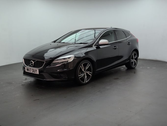 2025 Volvo V40