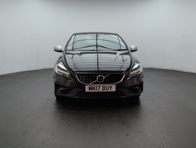 2025 Volvo V40
