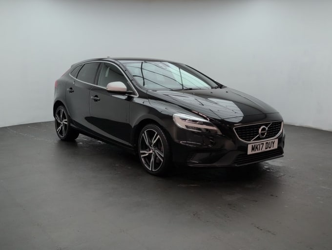 2025 Volvo V40