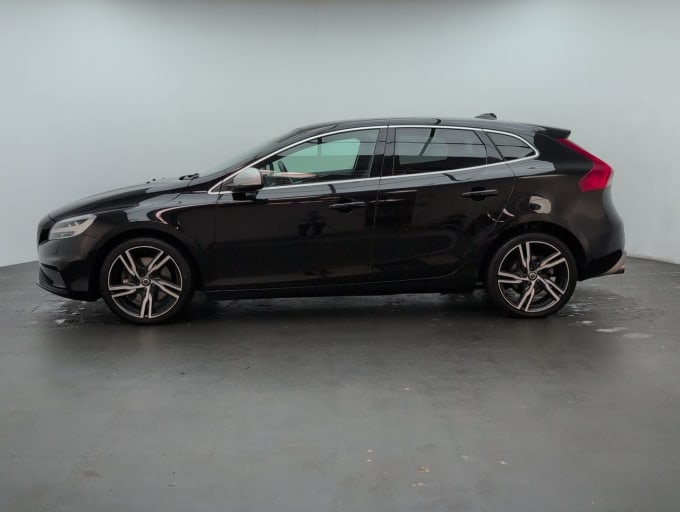 2025 Volvo V40