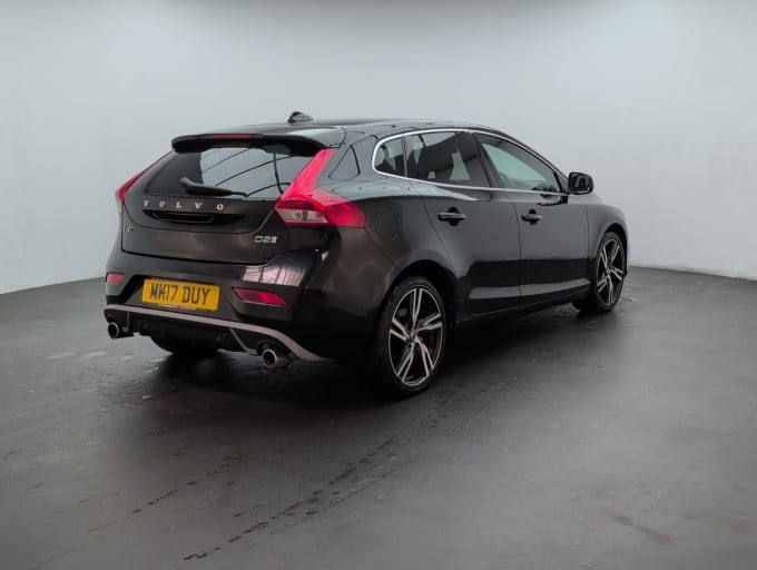 2025 Volvo V40