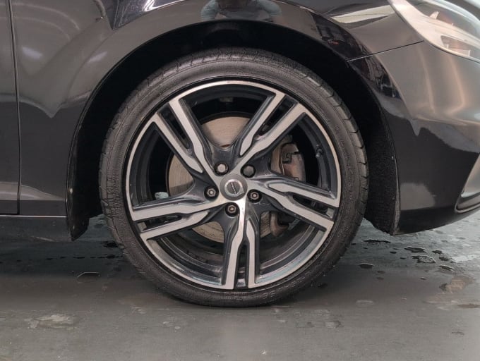 2025 Volvo V40