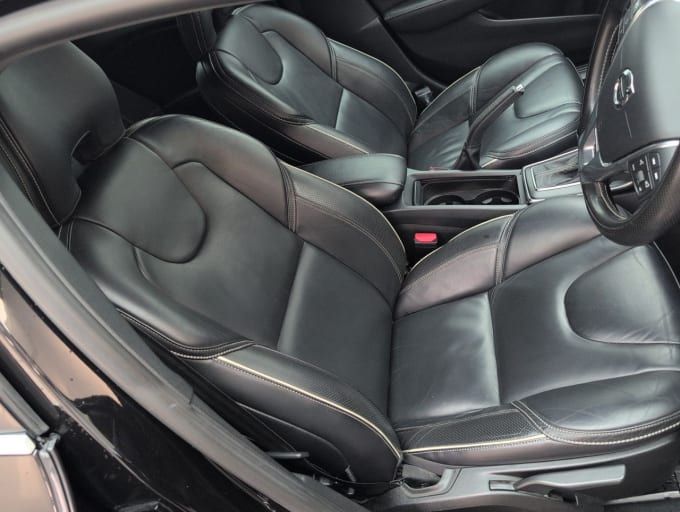 2025 Volvo V40