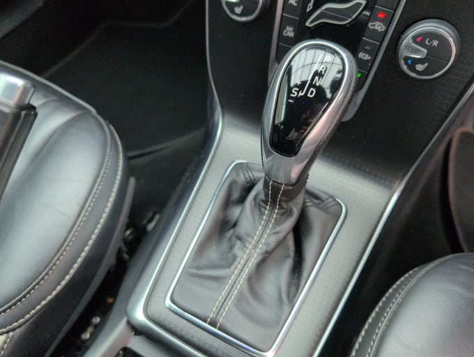 2025 Volvo V40