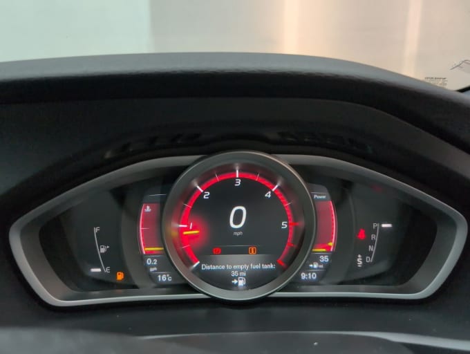 2025 Volvo V40