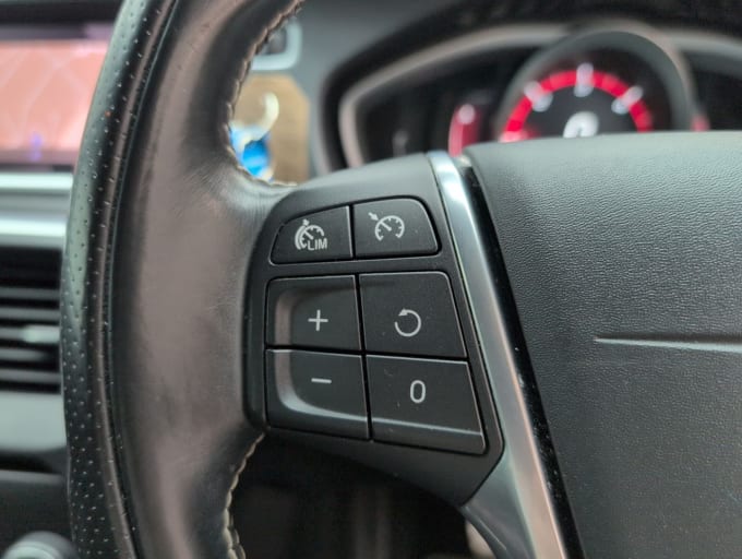 2025 Volvo V40