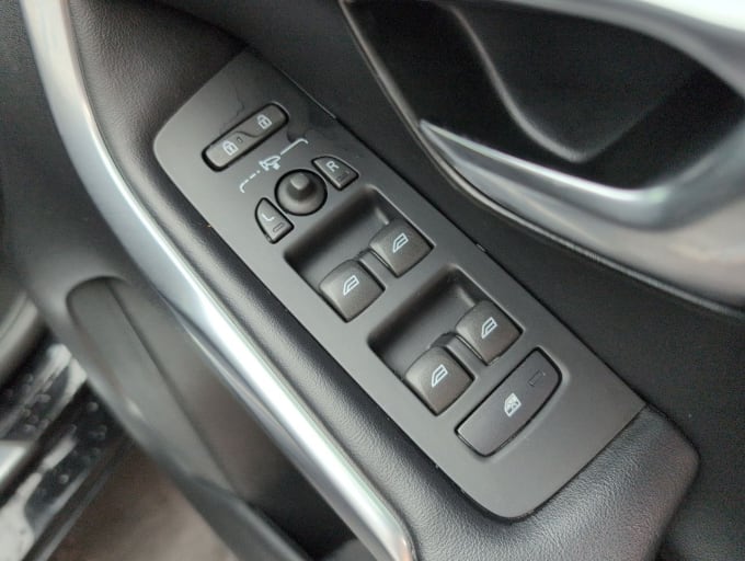 2025 Volvo V40